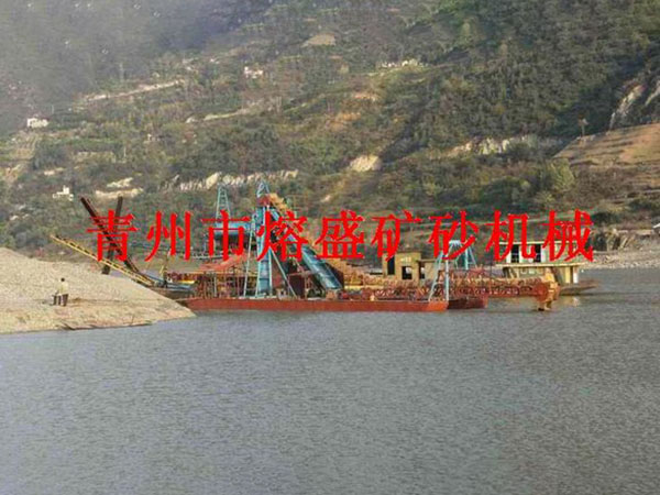  鏈斗式淘金船