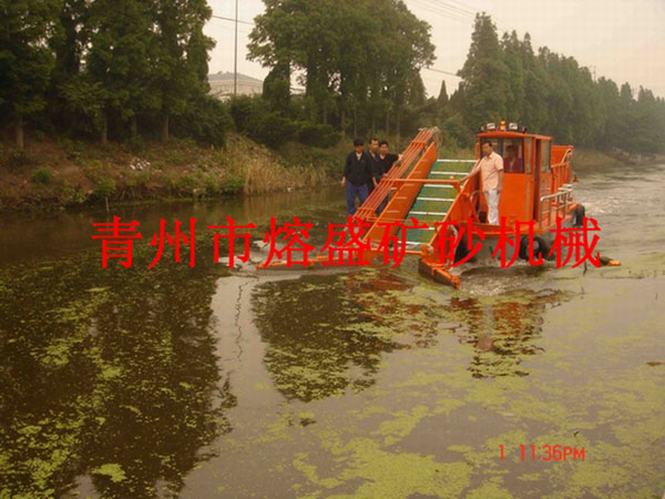  水面藻類打撈船